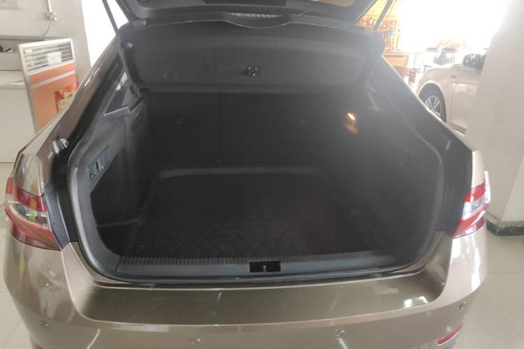 Used Skoda Superb 2018 TSI280 DSG Standard Edition China V Emission Standard Trunk