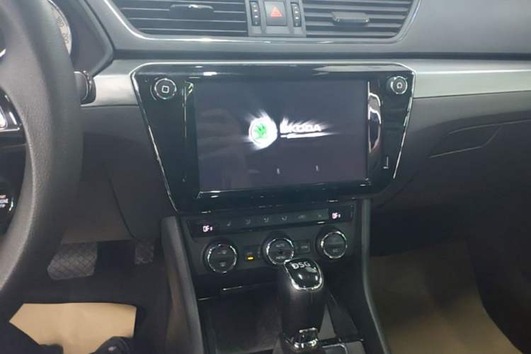 Used Skoda Superb 2018 TSI280 DSG Comfort Edition China V Standard Audio And AC Panel