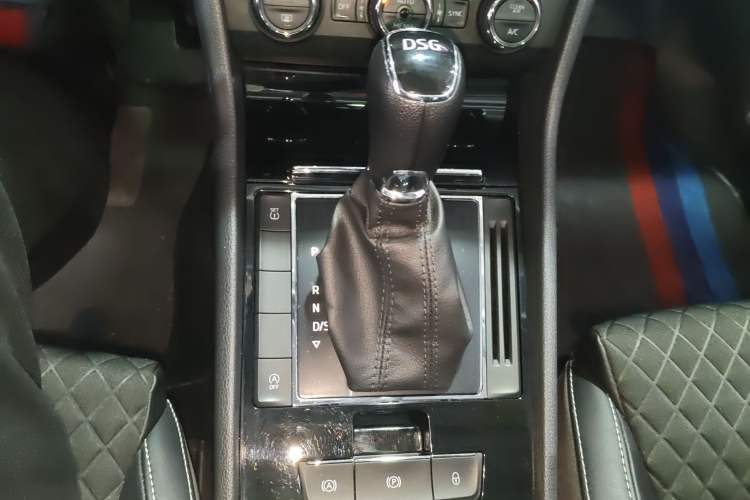Used Skoda Superb 2018 TSI330 DSG Comfort Edition China V Standard Gear Lever