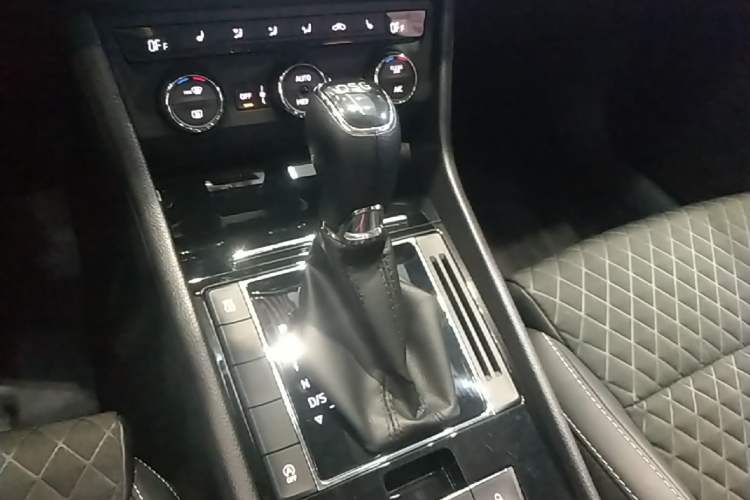 Used Skoda Superb 2018 TSI280 DSG Comfort Edition China V Standard Gear Lever