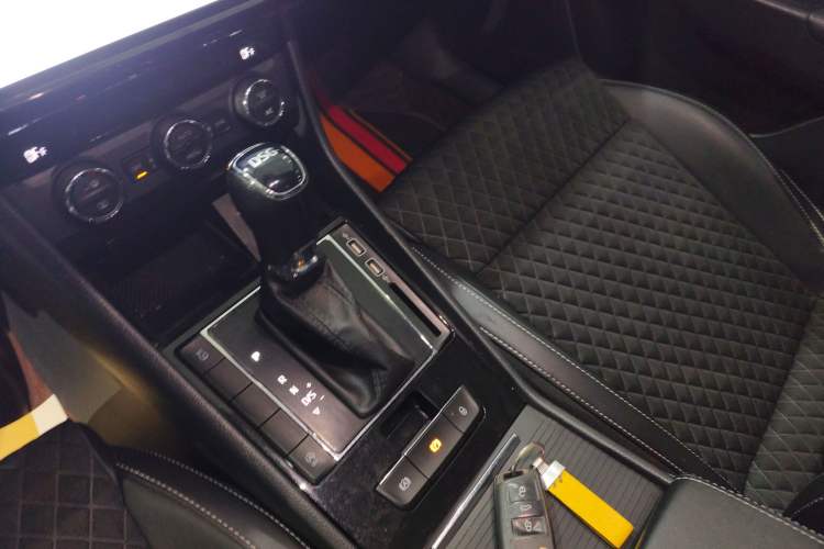 Used Skoda Superb 2018 TSI330 DSG Comfort Edition China VI Standard Gear Lever