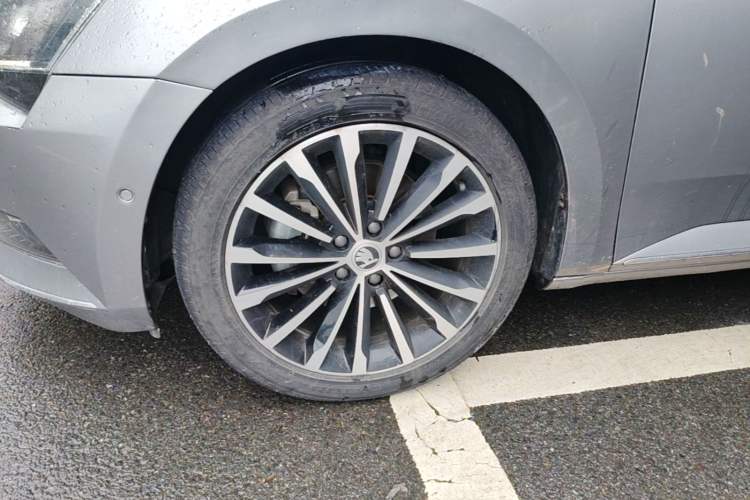 Used Skoda Superb 2018 TSI330 DSG Luxury Edition China V Standard Left Front Wheel Hub