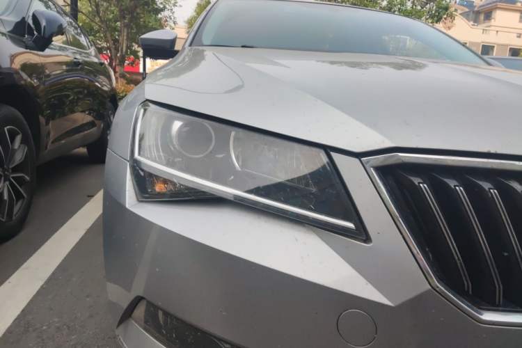 Used Skoda Superb 2018 TSI330 DSG Comfort Edition China V Standard Right Front Headlight