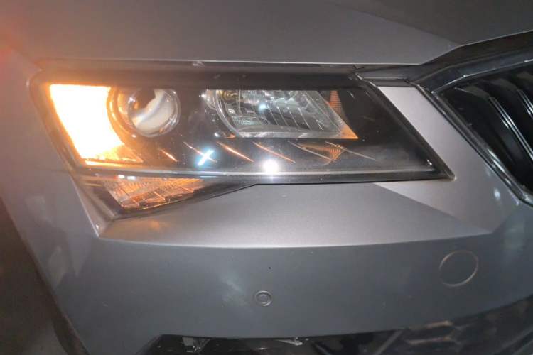 Used Skoda Superb  Right Front Headlight