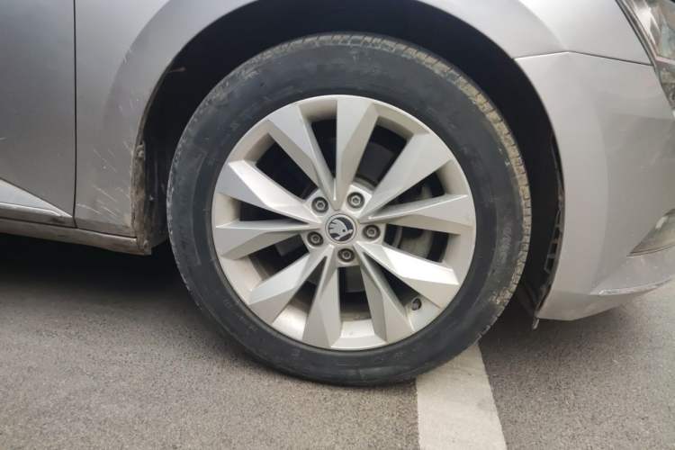 Used Skoda Superb 2018 TSI330 DSG Comfort Edition China V Standard Right Front Wheel Hub