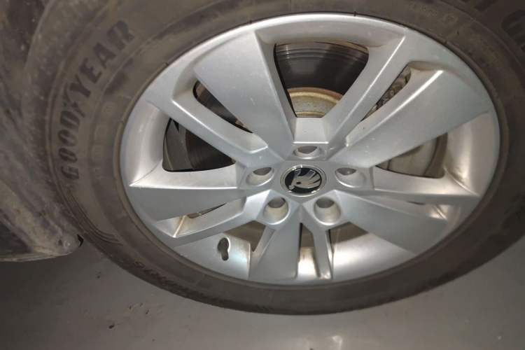 Used Skoda Superb  Right Front Wheel Hub
