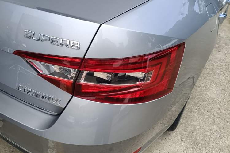 Used Skoda Superb 2018 TSI330 DSG Luxury Edition China V Standard Right Rear Taillight