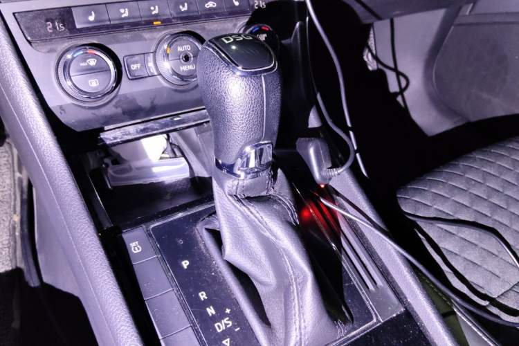 Used Skoda Superb 2018 TSI330 DSG Comfort Edition China V Standard Gear Lever