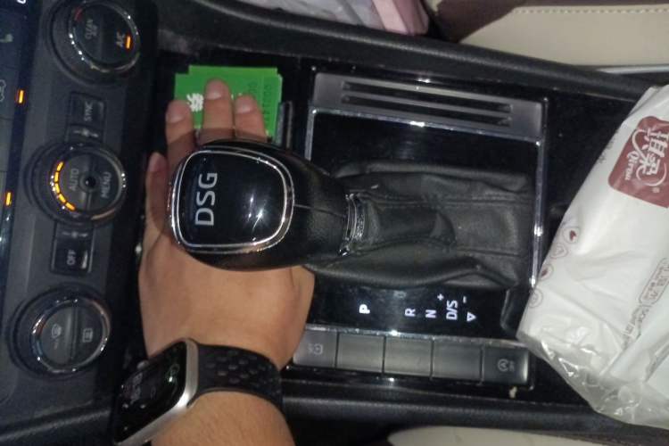 Used Skoda Superb 2018 TSI280 DSG Comfort Edition China VI Standard Gear Lever