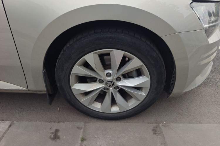 Used Skoda Superb 2018 TSI330 DSG Comfort Edition China V Standard Right Front Wheel Hub