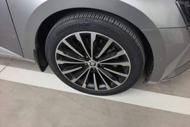 Used Skoda Superb 2018 TSI330 DSG Luxury Edition China V Standard Right Front Wheel Hub