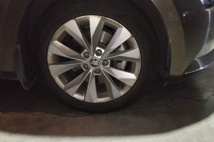 Used Skoda Superb 2018 TSI330 DSG Comfort Edition China V Standard Right Front Wheel Hub