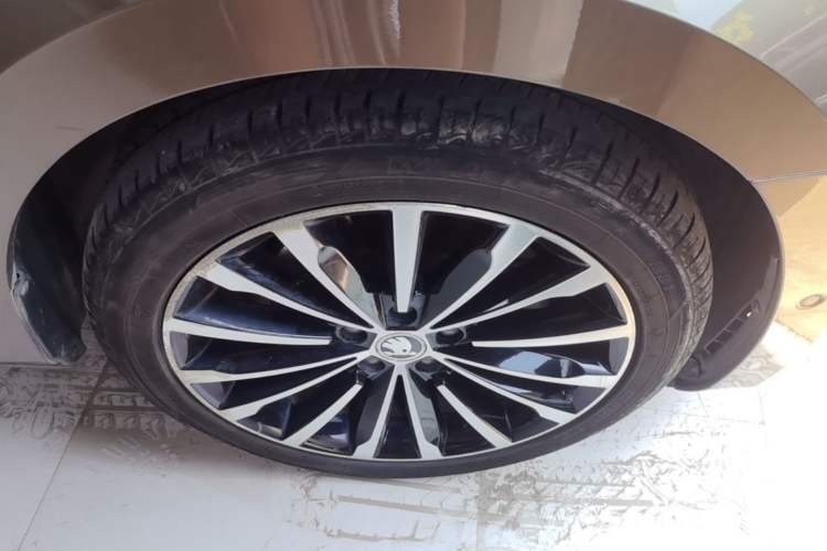 Used Skoda Superb 2018 TSI330 DSG Luxury Edition China V Standard Right Front Wheel Hub