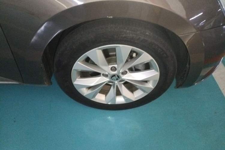 Used Skoda Superb 2018 TSI280 DSG Comfort Edition China VI Standard Right Front Wheel Hub