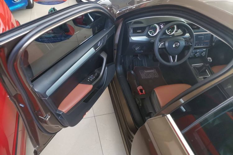 Used Skoda Superb 2018 TSI280 Manual Standard Edition China V Standards Driver Seat