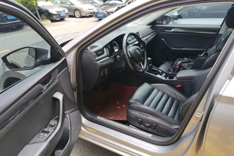 Used Skoda Superb 2018 TSI330 DSG Luxury Edition China V Standard Driver Seat