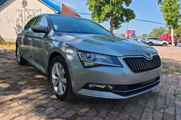 Used Skoda Superb 2018 TSI330 DSG Comfort Edition China VI Standard Front Right 45 Deg