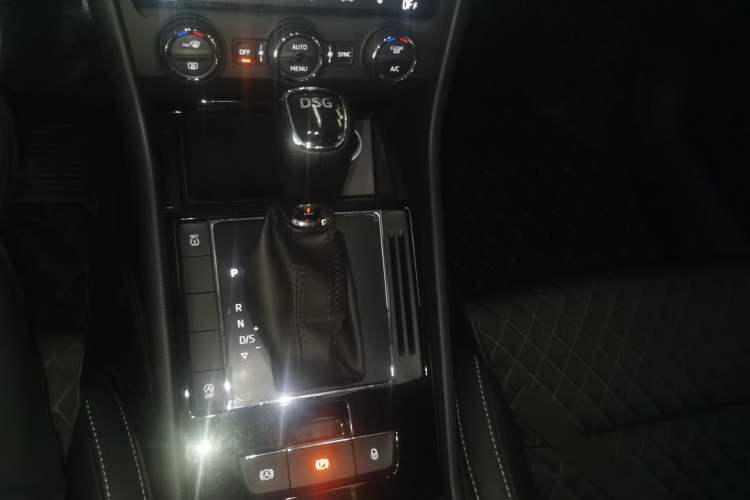 Used Skoda Superb 2018 TSI280 DSG Comfort Edition China V Standard Gear Lever