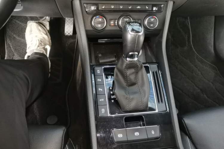 Used Skoda Superb 2018 TSI330 DSG Luxury Edition China V Standard Gear Lever