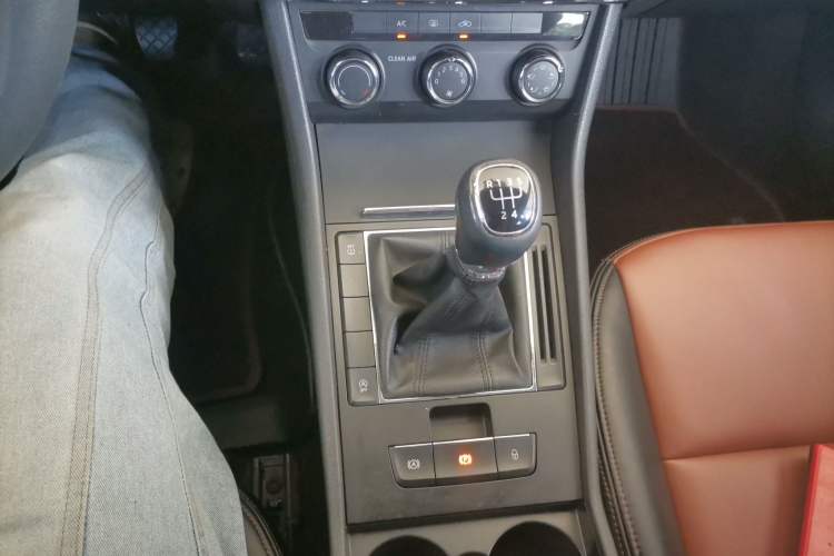 Used Skoda Superb 2018 TSI280 Manual Standard Edition China V Standards Gear Lever