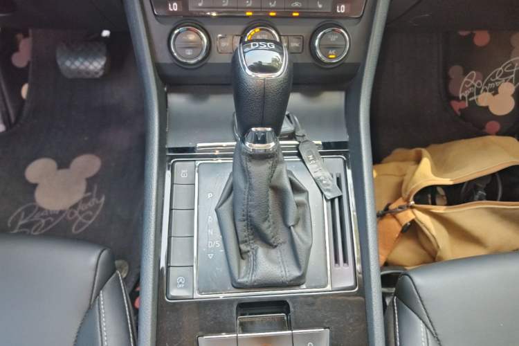 Used Skoda Superb 2018 TSI330 DSG Comfort Edition China VI Standard Gear Lever