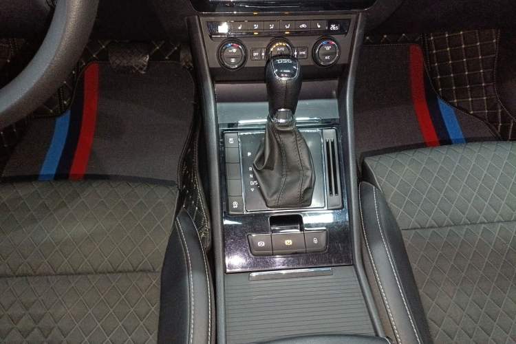 Used Skoda Superb 2018 TSI330 DSG Comfort Edition China V Standard Gear Lever