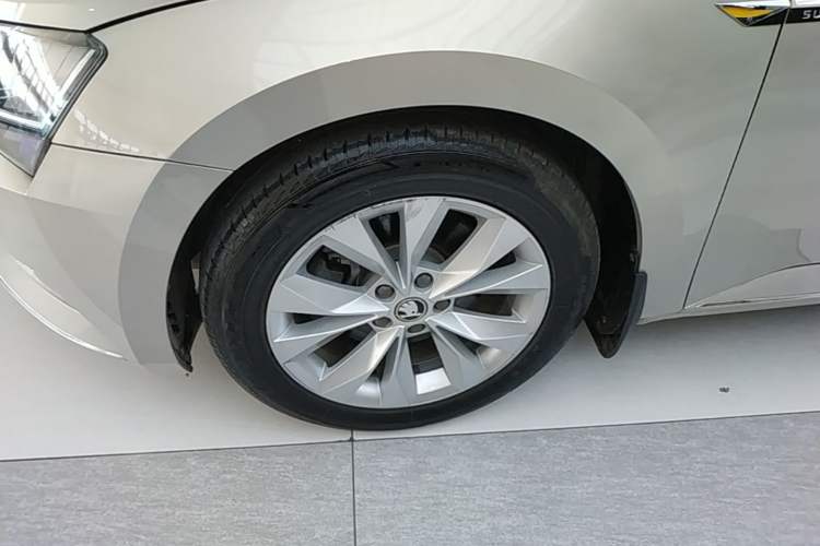 Used Skoda Superb 2018 TSI280 DSG Comfort Edition China V Standard Left Front Wheel Hub