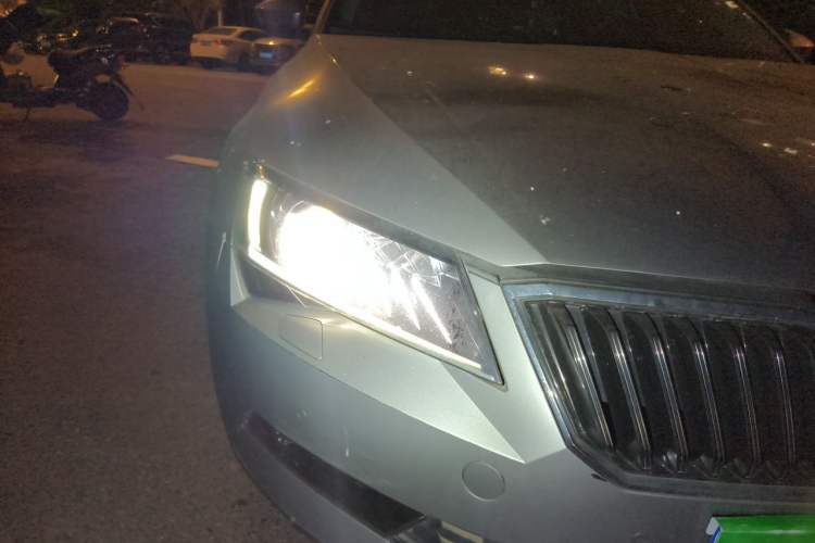 Used Skoda Superb 2018 TSI330 DSG Luxury Edition China V Standard Right Front Headlight