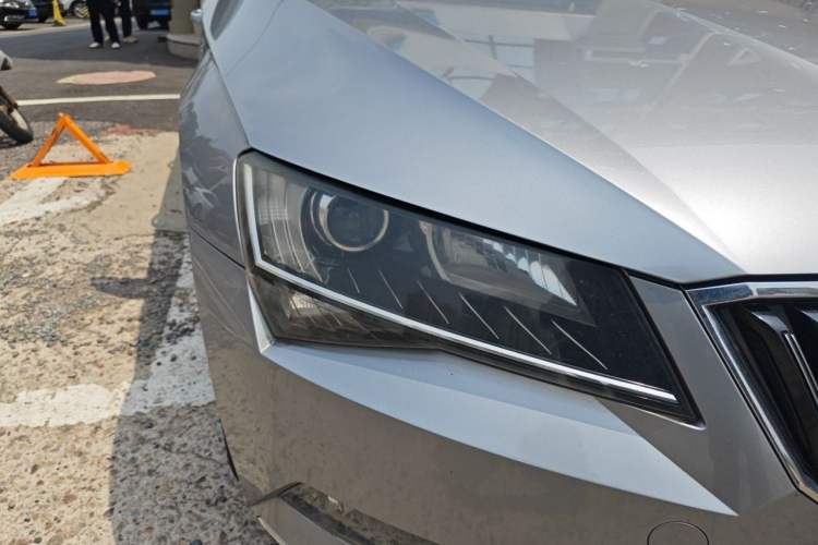 Used Skoda Superb 2018 TSI330 DSG Comfort Edition China V Standard Right Front Headlight