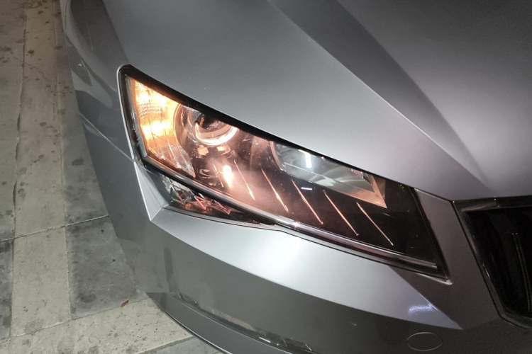 Used Skoda Superb 2018 TSI330 DSG Comfort Edition China V Standard Right Front Headlight