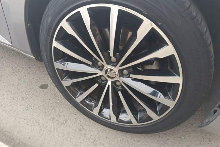 Used Skoda Superb 2018 TSI330 DSG Luxury Edition China V Standard Right Front Wheel Hub