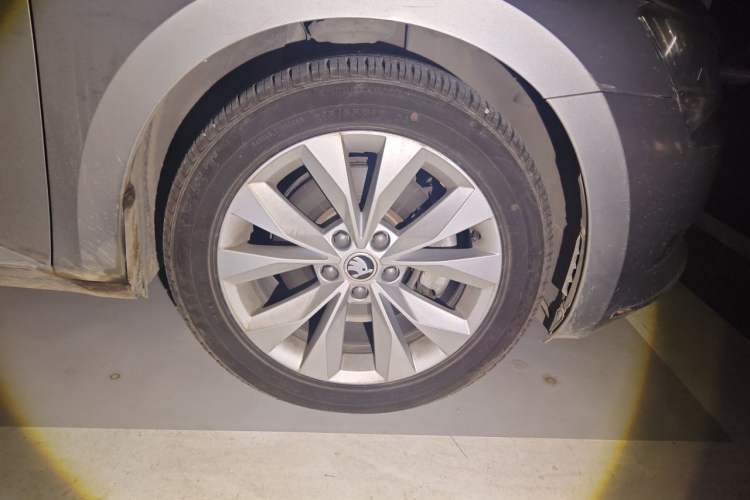 Used Skoda Superb 2018 TSI280 DSG Comfort Edition China V Standard Right Front Wheel Hub