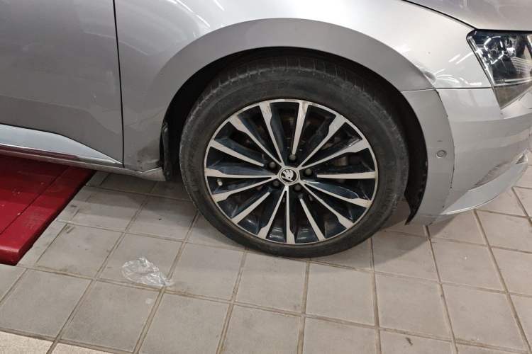 Used Skoda Superb 2018 TSI330 DSG Luxury Edition China V Standard Right Front Wheel Hub
