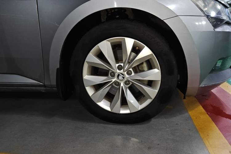 Used Skoda Superb 2018 TSI330 DSG Comfort Edition China V Standard Right Front Wheel Hub