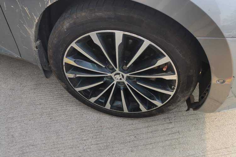 Used Skoda Superb 2018 TSI330 DSG Luxury Edition China V Standard Right Front Wheel Hub