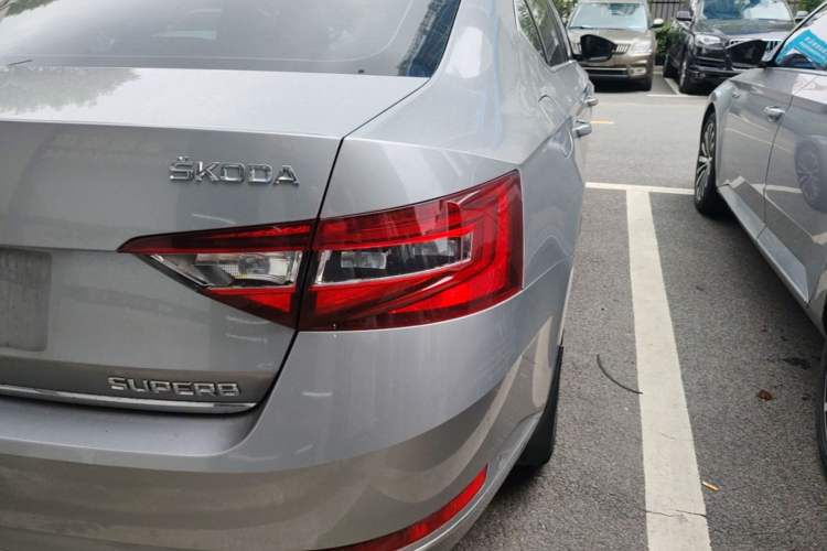 Used Skoda Superb 2018 TSI330 DSG Luxury Edition China V Standard Right Rear Taillight
