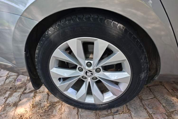 Used Skoda Superb 2018 TSI330 DSG Comfort Edition China VI Standard Right Rear Wheel Hub
