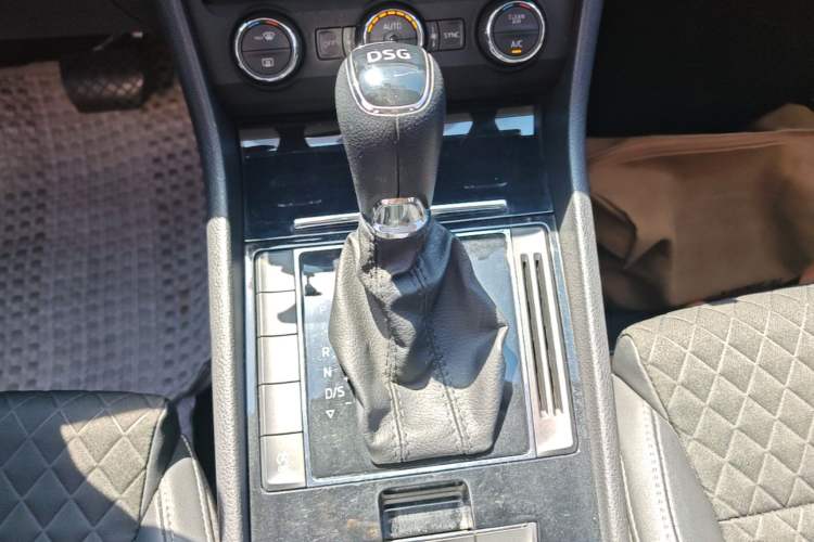 Used Skoda Superb 2018 TSI330 DSG Comfort Edition China V Standard Gear Lever