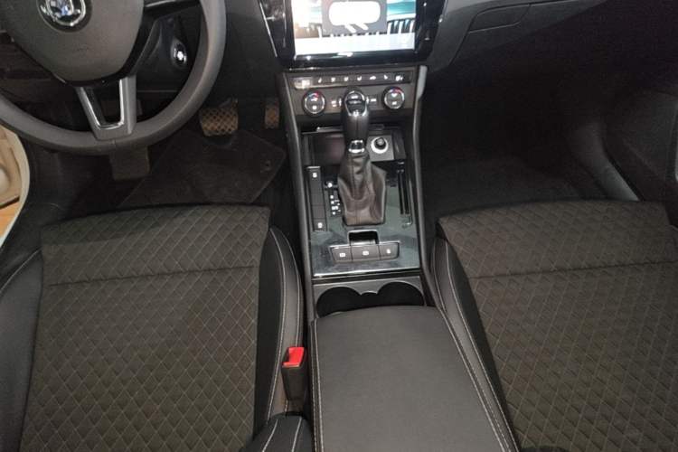Used Skoda Superb 2018 TSI330 DSG Comfort Edition China V Standard Gear Lever