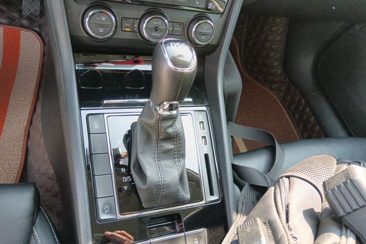 Used Skoda Superb 2018 TSI330 DSG Comfort Edition China VI Standard Gear Lever
