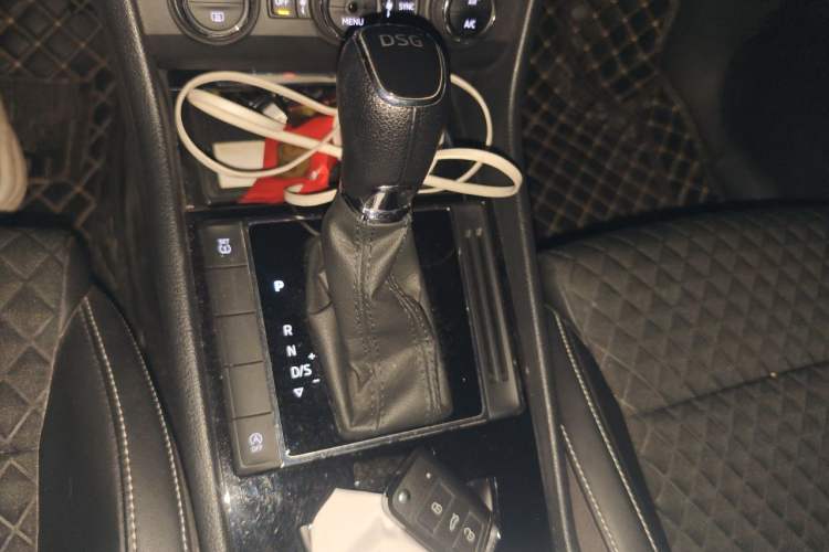 Used Skoda Superb 2018 TSI280 DSG Comfort Edition China VI Standard Gear Lever