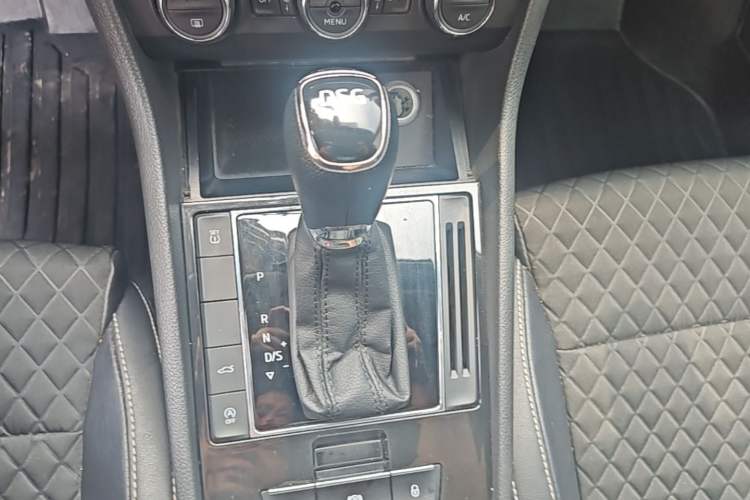 Used Skoda Superb 2018 TSI280 DSG Comfort Edition China VI Standard Gear Lever