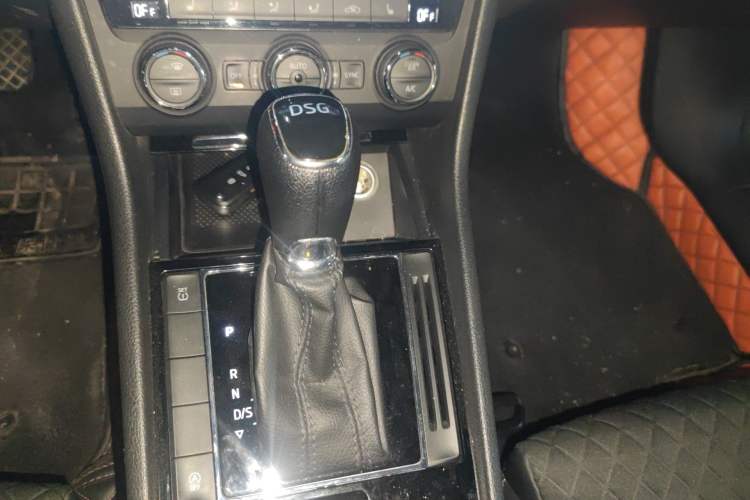 Used Skoda Superb 2018 TSI330 DSG Comfort Edition China V Standard Gear Lever