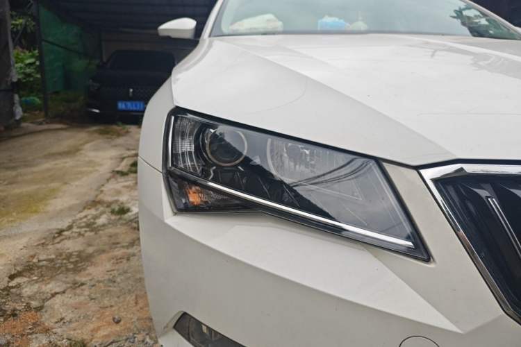 Used Skoda Superb 2018 TSI330 DSG Comfort Edition China V Standard Right Front Headlight