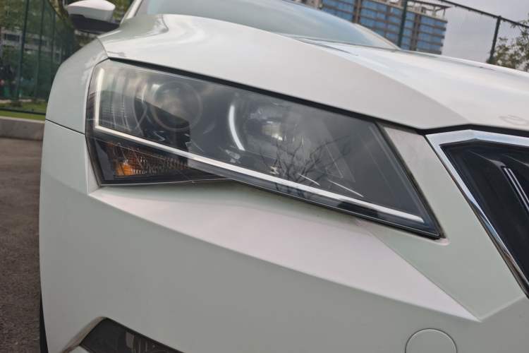 Used Skoda Superb 2018 TSI280 DSG Comfort Edition China V Standard Right Front Headlight