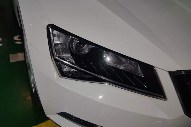 Used Skoda Superb 2018 TSI280 DSG Comfort Edition China V Standard Right Front Headlight