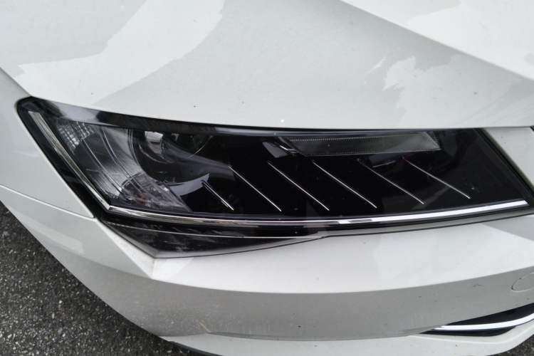 Used Skoda Superb 2018 TSI280 DSG Comfort Edition China V Standard Right Front Headlight