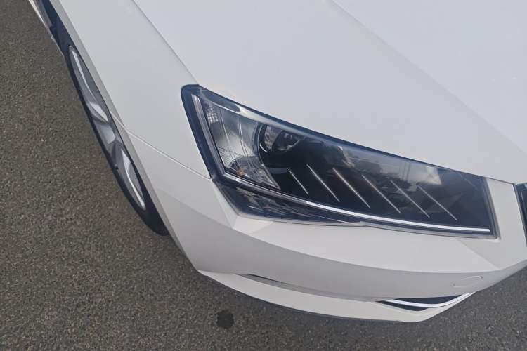 Used Skoda Superb 2018 TSI280 DSG Comfort Edition China V Standard Right Front Headlight