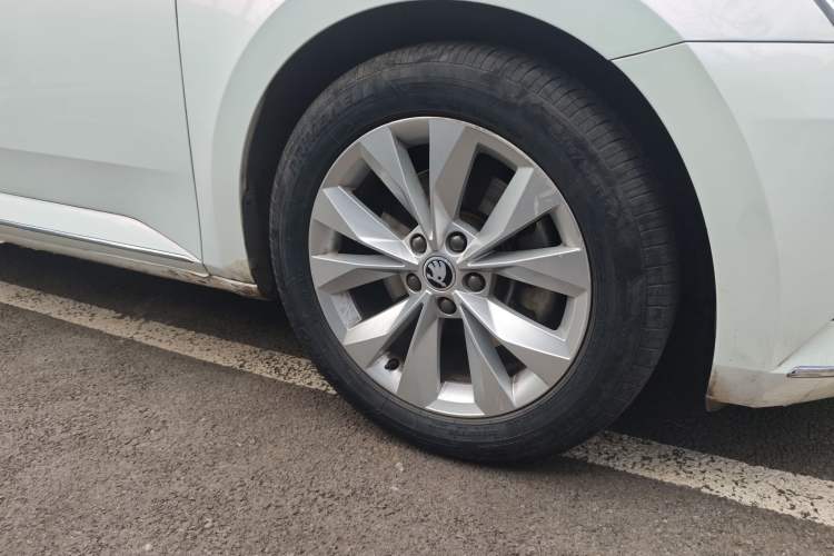 Used Skoda Superb 2018 TSI280 DSG Comfort Edition China V Standard Right Front Wheel Hub