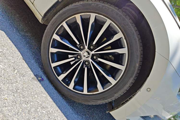 Used Skoda Superb 2018 TSI330 DSG Luxury Edition China V Standard Right Front Wheel Hub